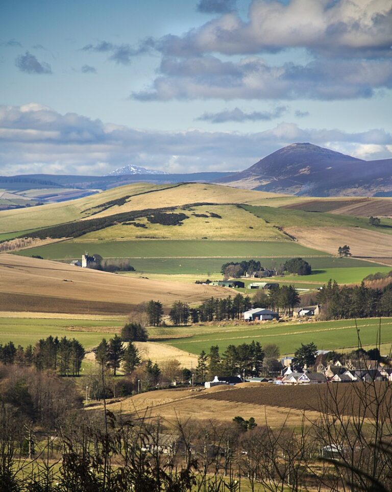 V horní pravé části snímku je kopec Tap o' Noth, místo, kde si mýty a realita podávají ruce. Zdroj foto: Terry Eve from Aberdeen, Scotland, CC0, via Wikimedia Commons
