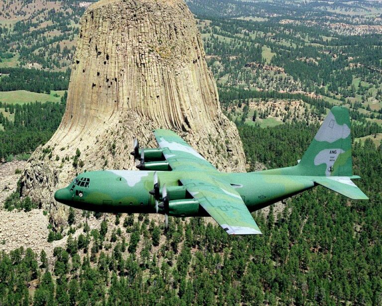 Vojenský letoun v okolí skalního útvaru Ďáblova věž ve státě Wyoming v USA. Právě v této lokalitě se odehrávají vrcholné scény Spielbergova filmu Blízká setkání třetího druhu. Zdroj foto: USAF, Public domain, via Wikimedia Commons