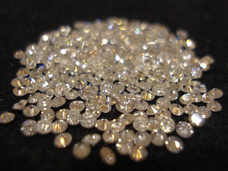Diamanty jsou věčné, stejně jako příběhy, které o nich pojednávají. Zdroj foto: Swamibu, CC BY 2.0 , via Wikimedia Commons