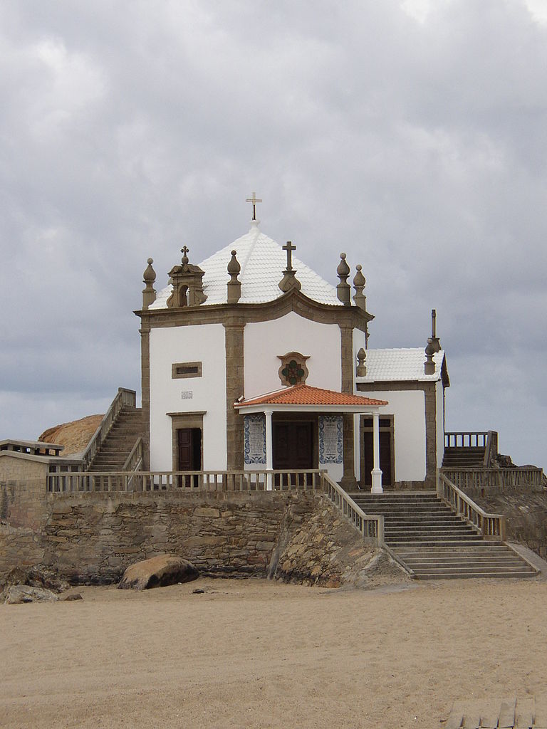 Do kaple můžete vstoupit přímo z pláže. Zdroj foto: Alegna13, CC BY-SA 3.0 <https://creativecommons.org/licenses/by-sa/3.0>, via Wikimedia Commons