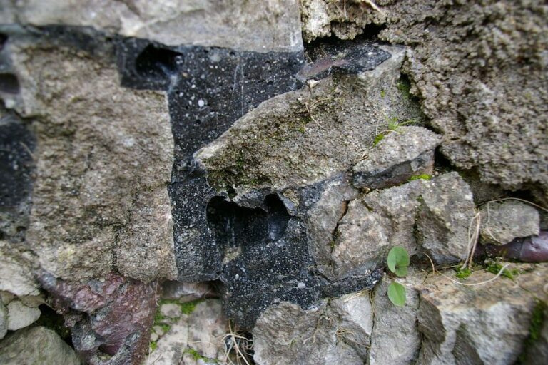 Vitrifikovaná zeď je zpevněna splynutím hornin za vysoké teploty. To je však pouze teoretické východisko. S jeho praktickou realizací si současná věda stále neví příliš rady. Zdroj obrázku: jp.morteveille, Public domain, via Wikimedia Commons