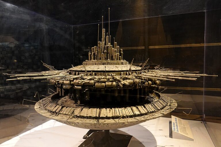 Model mimozemské kosmické lodi použitý při natáčení filmu Blízká setkání třetího druhu. Zdroj foto: Sanjay Acharya, CC BY-SA 4.0 <https://creativecommons.org/licenses/by-sa/4.0>, via Wikimedia Commons