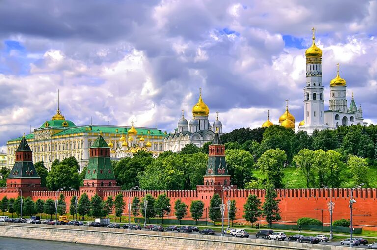 Moskevský Krem byl budován až do osmnáctého století. Zdroj foto: Владимир Дворцевой, CC BY-SA 4.0 <https://creativecommons.org/licenses/by-sa/4.0>, via Wikimedia Commons