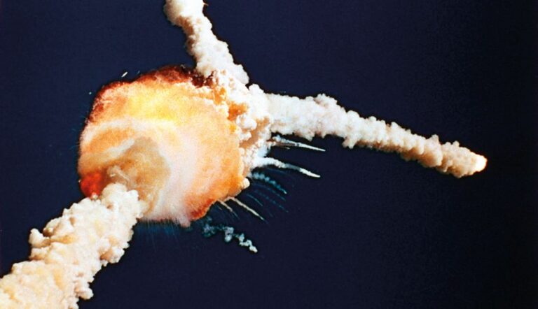 Po explozi se trosky Challengeru zřítily do moře. Velkou část se ještě nepodařilo najít.
