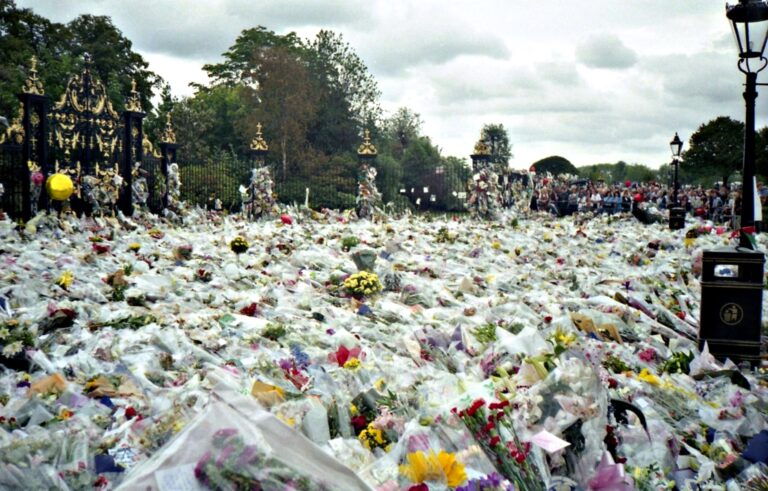 Byla velkou oblíbenkyní lidu. Foto: Maxwell Hamilton from Greater London, England United Kingdom - Flowers for Princess Diana's Funeral, CC BY 2.0, Wikimedia commons