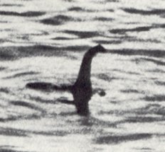 Jedna z nejslavnějších fotografií Nessie je nejspíše podvod. Foto: The claimed authorship of Robert Kenneth Wilson. Image from Daily Mail., Fair use, Wikimedia commons