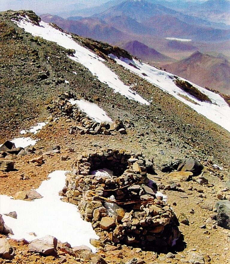 Pohřební mohyla na vrcholku argentinského vulkánu ukrývalavelké překvapení.