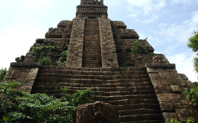 Dokázali Aztékové vybudovat své slavné kamenné stavby sami?