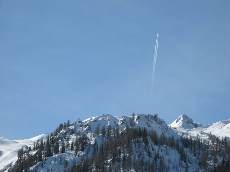 Množství podivných úkazů nad Alpami lze prý vysvětlit kondenzačními stopami za letadly. Zdroj foto: Olivier Bruchez, CC BY-SA 2.0 , via Wikimedia Commons