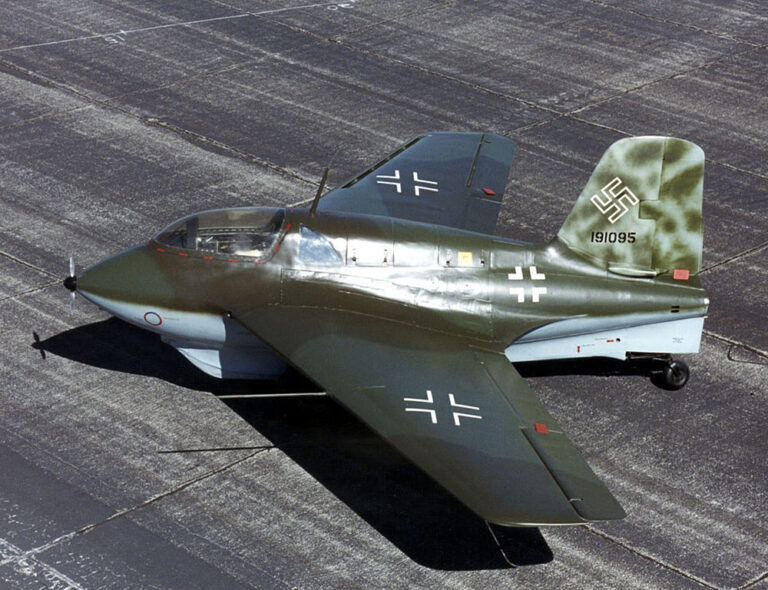 Raketový Me 163B Komet. Zdroj foto: USAF, Public domain, via Wikimedia Commons
