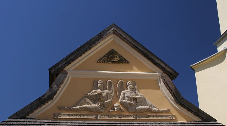 Štít kaple lebek. Zdroj foto: Przykuta, CC BY-SA 4.0 , via Wikimedia Commons