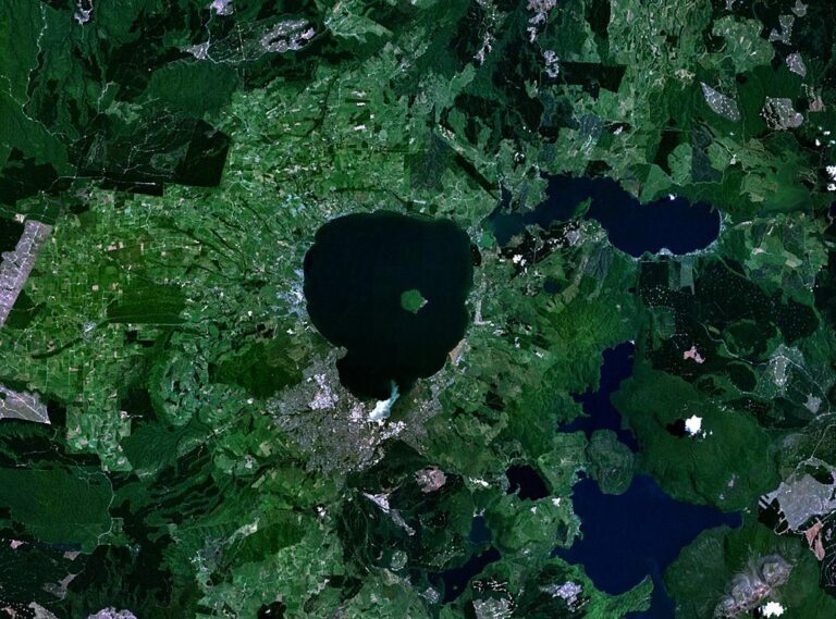 Satelitní snímek jezera, kde byla fantomová kánoe pozorována. Zdroj foto: en:NASA World Wind, Public domain, via Wikimedia Commons