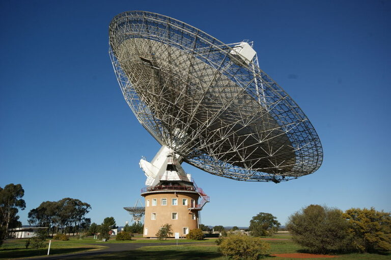 Při výzkumu hvězdy Proxima Centauri byl využíván i radioteleskop Parkes v Austrálii. Zdroj obrázku: Ian Sutton, CC BY 2.0 , via Wikimedia Commons