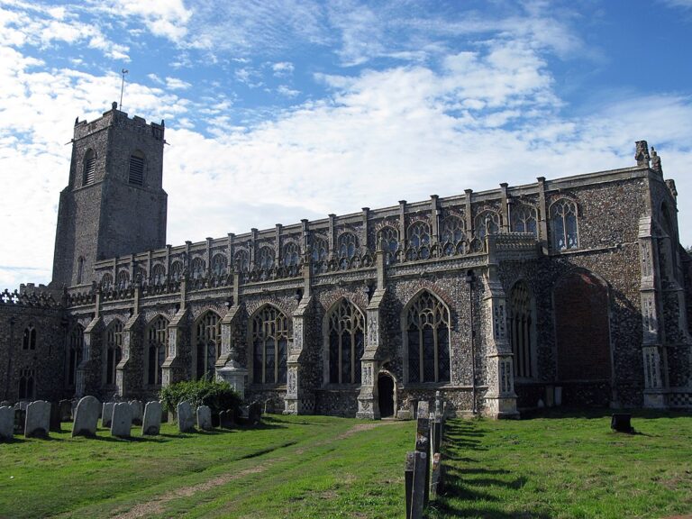 Kostel Nejsvětější Trojice v anglické obci Blythburg byl v šestnáctém století dějištěm záhadného a smrtícího jevu. Zdroj obrázku: Bill Tyne from Oxford, England, CC BY-SA 2.0 , via Wikimedia Commons