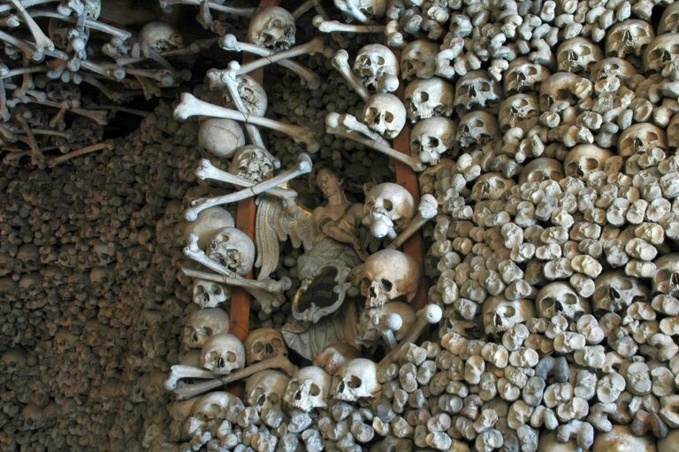 V interiéru kaple se s lidskými ostatky zachází jako s každým jiným stavebním materiálem. Zdroj foto: Merlin, CC BY 3.0 , via Wikimedia Commons