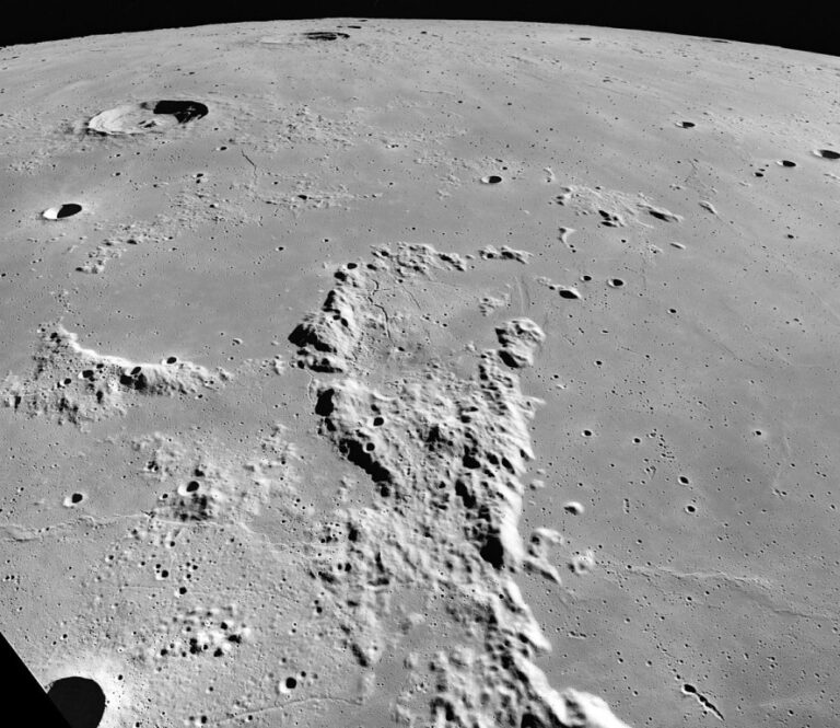 Rifeské hory najdete i na povrchu Měsíce. Zdroj foto: James Stuby based on NASA image, Public domain, via Wikimedia Commons