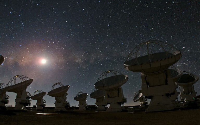 Mohutné radioteleskopy naslouchají vesmíru. Snaží se k nám někdo „dovolat“? Zdroj foto: ESO/B. Tafreshi, CC BY 4.0 , via Wikimedia Commons