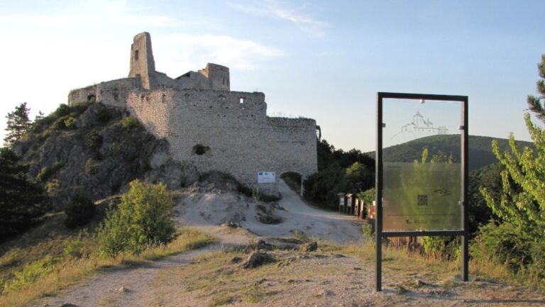 Symbolem vražedného řádění Alžběty Báthoryové je zejména hrad Čachtice na západě Slovenska. Na Vídeň se tak trochu zapomnělo. Foto autor