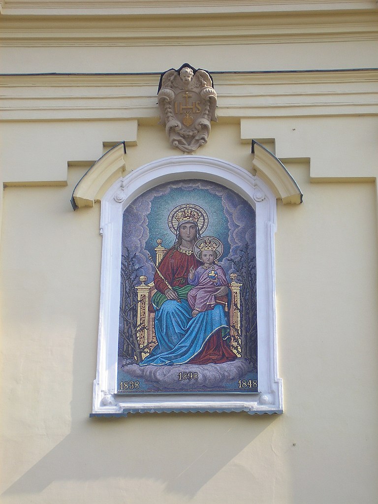 Detail fasády tuřanského kostela. Zdroj foto: Dominik.Tefert, CC BY-SA 3.0 , via Wikimedia Commons