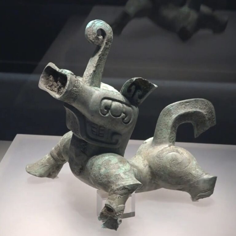 Hračka pro „batolata z hvězd“? I tento podivný předmět byl získán z mysteriózního čínského naleziště. Zdroj foto: 中国新闻网, CC BY 3.0 , via Wikimedia Commons