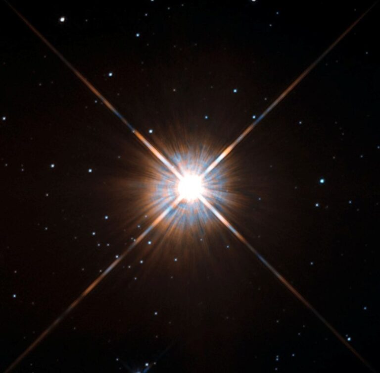 Proxima Centauri na snímku z Hubbleova vesmírného teleskopu. Zdroj foto: Hubble ESA, CC BY 2.0 , via Wikimedia Commons
