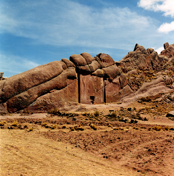 Brána bohů v Peru vzbuzuje mnoho otázek. Skrývá nějaký tajemný průchod? Foto: Jerrywills at the English-language Wikipedia, CC BY-SA 3.0, Wikimedia commons