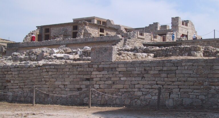Když už paláce nějaké hradby měly, šlo spíše o menší okrasné zdi. Jak to, že se Mínojci neobávali nepřátel? Foto: Chris 73 / Wikimedia Commons, CC BY-SA 3.0