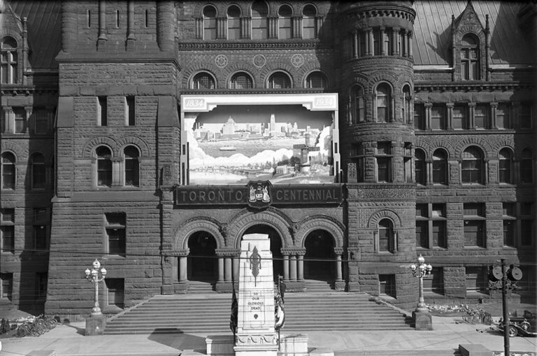 Torontská radnice ve třicátých letech minulého století. Zdroj foto: Dept. of Public Works, Public domain, via Wikimedia Commons