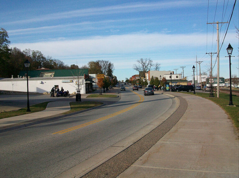 Silnice Route 67. Nákladní i osobní automobily, motorky… i neidentifikovatelné světelné koule. Zdroj foto: Ctjf83, CC BY-SA 3.0 <https://creativecommons.org/licenses/by-sa/3.0>, via Wikimedia Commons