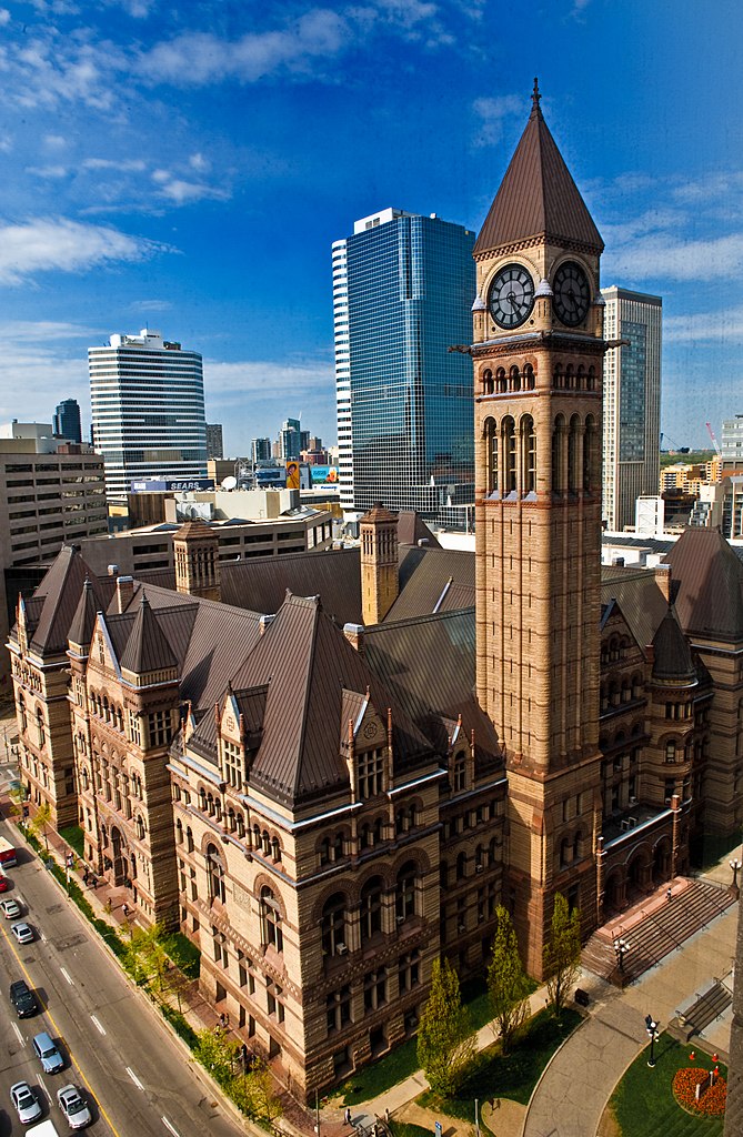 Objekt radnice poutá pozornost i vysokou věží s hodinami. Zdroj foto: Richard Kang from Canada, CC BY 2.0 , via Wikimedia Commons