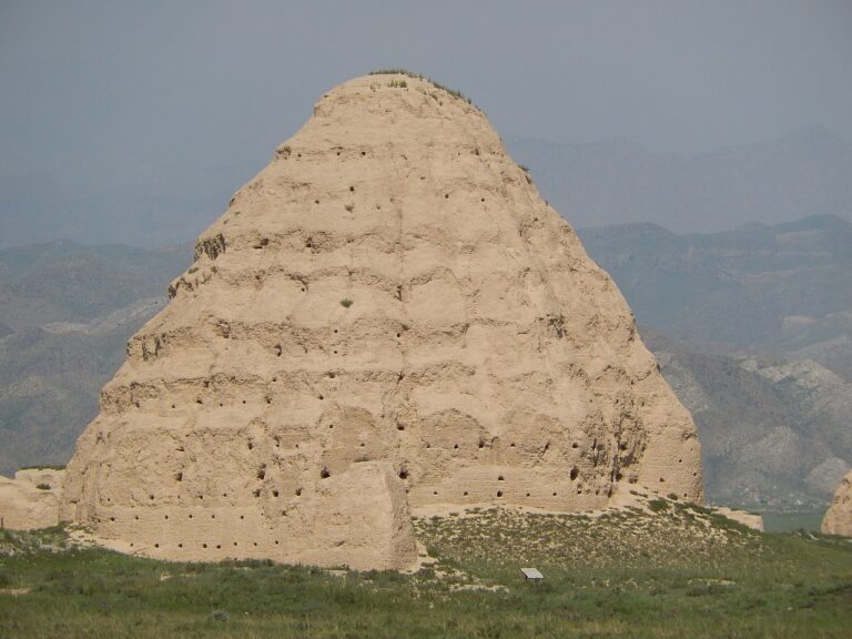 V Číně pyramidy skutečně existují, většinou jde o mauzolea dávných císařů, foto BabelStone / Creative Commons / CC BY-SA 3.0