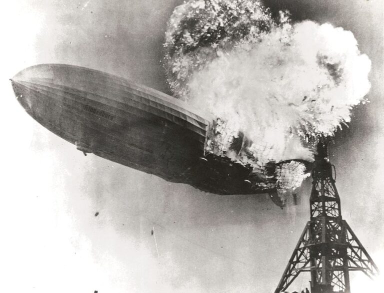Výbuch obří dopravní vzducholodě LZ 129 Hindenburg při přistávacím manévru na letišti v New Jersey 6. května 1937. Toto je konec éry vzducholodí. Foto: CC - volné dílo