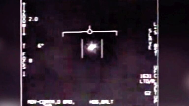 Americký pilot zdokumentoval zvláštně se pohybující kulovitý objekt.