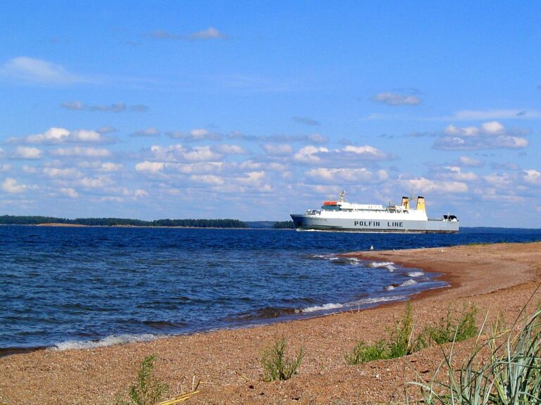 Loď míjí pobřeží jednoho z finských ostrovů. Zdroj ilustračního fota: Havesj, Public domain, via Wikimedia Commons