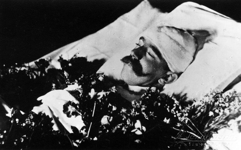 Posmrtná fotografie korunního prince Rudolfa. Zranění na hlavě je zakryto obvazem. Zdroj foto: Schuhmann, Public domain, via Wikimedia Commons