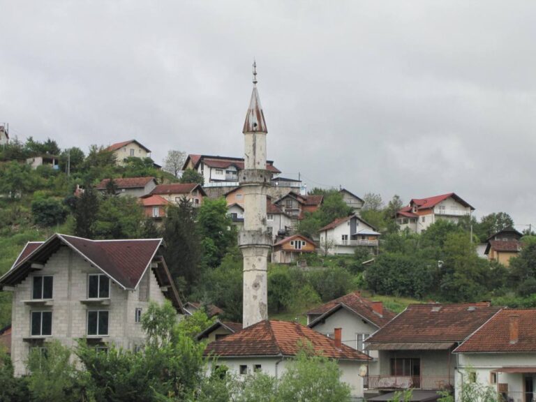 Válkou poškozený minaret v městečku Bosanska Otoka. Foto autor