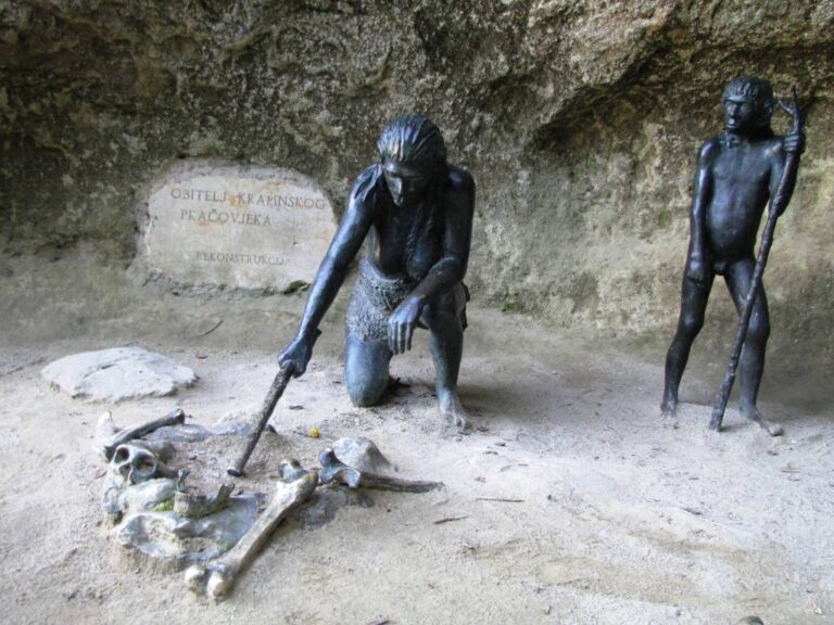Neandrtálci při „vaření“. Kosti u ohniště však vypadají poněkud podezřele… Rekonstrukce v areálu Krapina-Chorvatsko. Foto autor