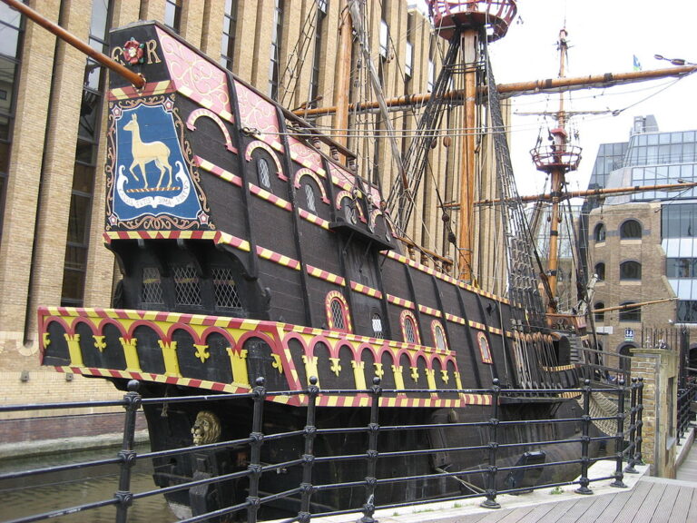 Replika slavné lodi Golden Hind. Právě tato plachetnice dovezla na Britské ostrovy skutečný poklad. Zdroj foto: Jose L. Marin, CC BY-SA 3.0 , via Wikimedia Commons