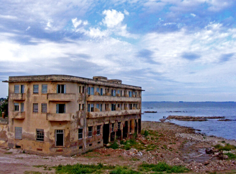 Je zapotřebí jistá dávka fantazie, abyste si představili, že tyto ruiny byly kdysi vyhlášeným pětihvězdičkovým hotelem. Zdroj foto: Roman Mayora, CC BY 2.0 , via Wikimedia Commons