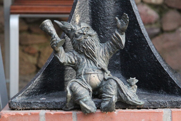 Mág Twardowski je v Polsku velice populární. Má dokonce i stylizovanou „trpasličí“ skulpturu v ulicích staroslavné Wroclawi. Zdroj foto: Socha: Beata Zwolańska-Hołod, foto: Pnapora, CC BY-SA 3.0, via Wikimedia Commons
