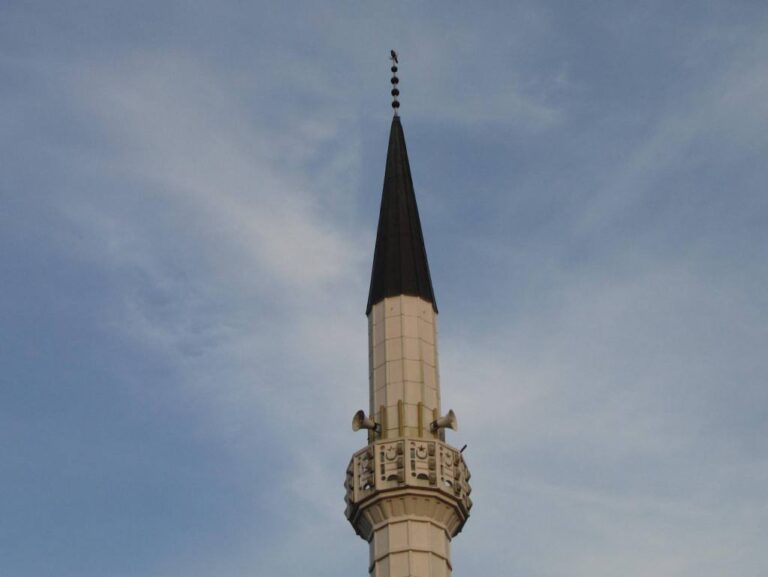 Hlas muezzina nyní šíří i reproduktory umístěné přímo na plášti minaretu. Foto autor