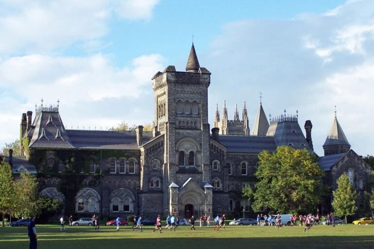 Univerzita je chloubou města Toronta. Zdroj foto: Jphillips23, CC BY-SA 3.0, via Wikimedia Commons