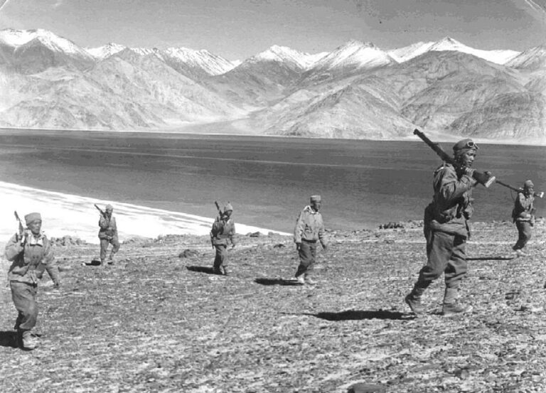 Krvavá čínsko-indická válka proběhla ve vysokohorském prostředí v roce 1962. Byla jedním z důvodů, proč se Indie zapojila do tajného špionážního projektu. Zdroj ilustrační fotografie: Unknown author, Public domain, via Wikimedia Commons