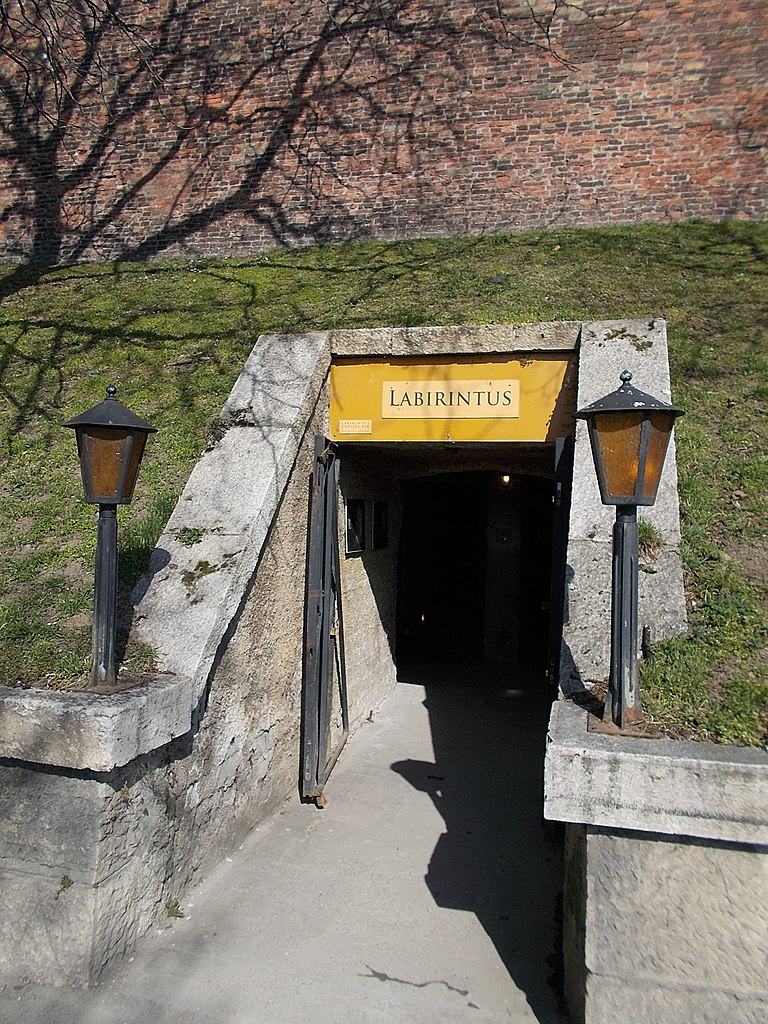 Jeden z vchodů do podzemního labyrintu. Zdroj foto: Globetrotter19, CC BY-SA 3.0 , via Wikimedia Commons