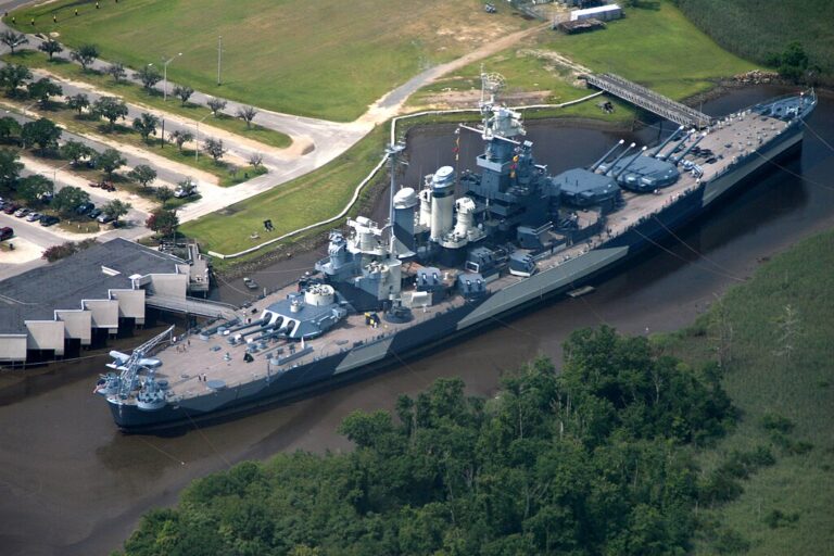 USS North Carolina slouží nyní jako vojenské muzeum. I přesto jsou však z její paluby hlášena pozorování paranormálních jevů. Zdroj foto: Doc Searls, CC BY-SA 2.0 , via Wikimedia Commons