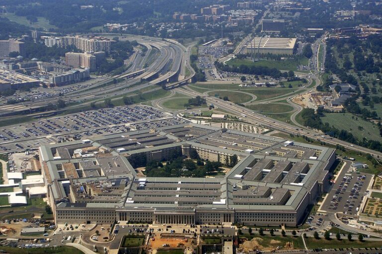 Pentagon je největší kancelářská budova na světě. O polední přestávce je zde nějakých hladových krků! Zdroj foto: Mariordo Camila Ferreira & Mario Duran, CC BY-SA 3.0 <https://creativecommons.org/licenses/by-sa/3.0>, via Wikimedia Commons
