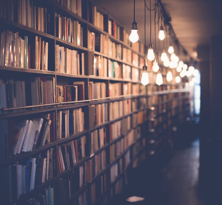 Temné knihovny a chodby jsou prý pro duchy a přízraky rájem. Mohou nás ohrožovat? Foto: Pixabay