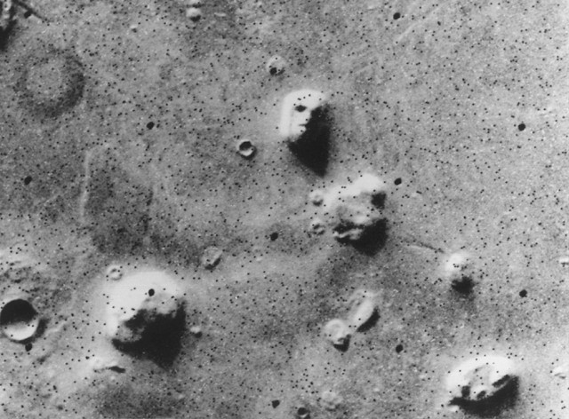 Pyramidy se mají nacházet i poblíž slavné Tváře Marsu, foto NASA - Viking 1 Orbiter / Creative Commons / Volné dílo