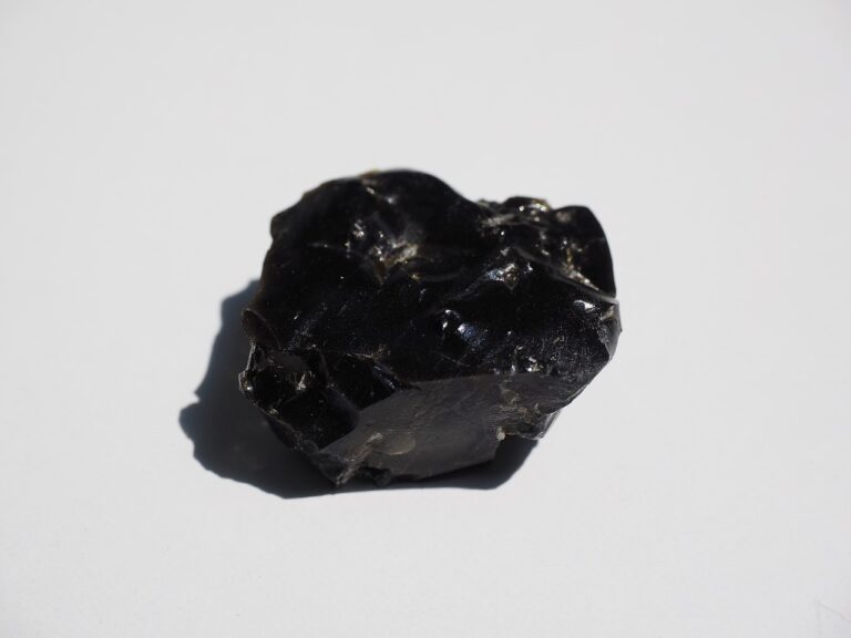 Černé drahé kameny mají mít moc nás ochránit před negativní energií. Může to být pravda?