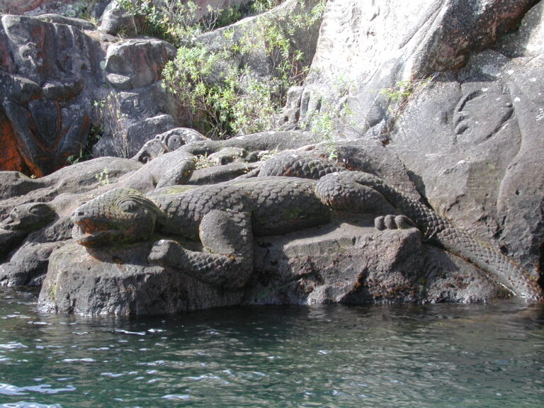 Maorské monstrum vytesané do kamene u jezera Taupo, foto Pseudopanax / Creative Commons / volné dílo
